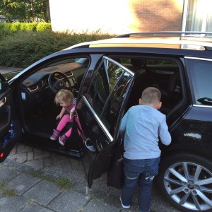 Kinderen controleren de auto