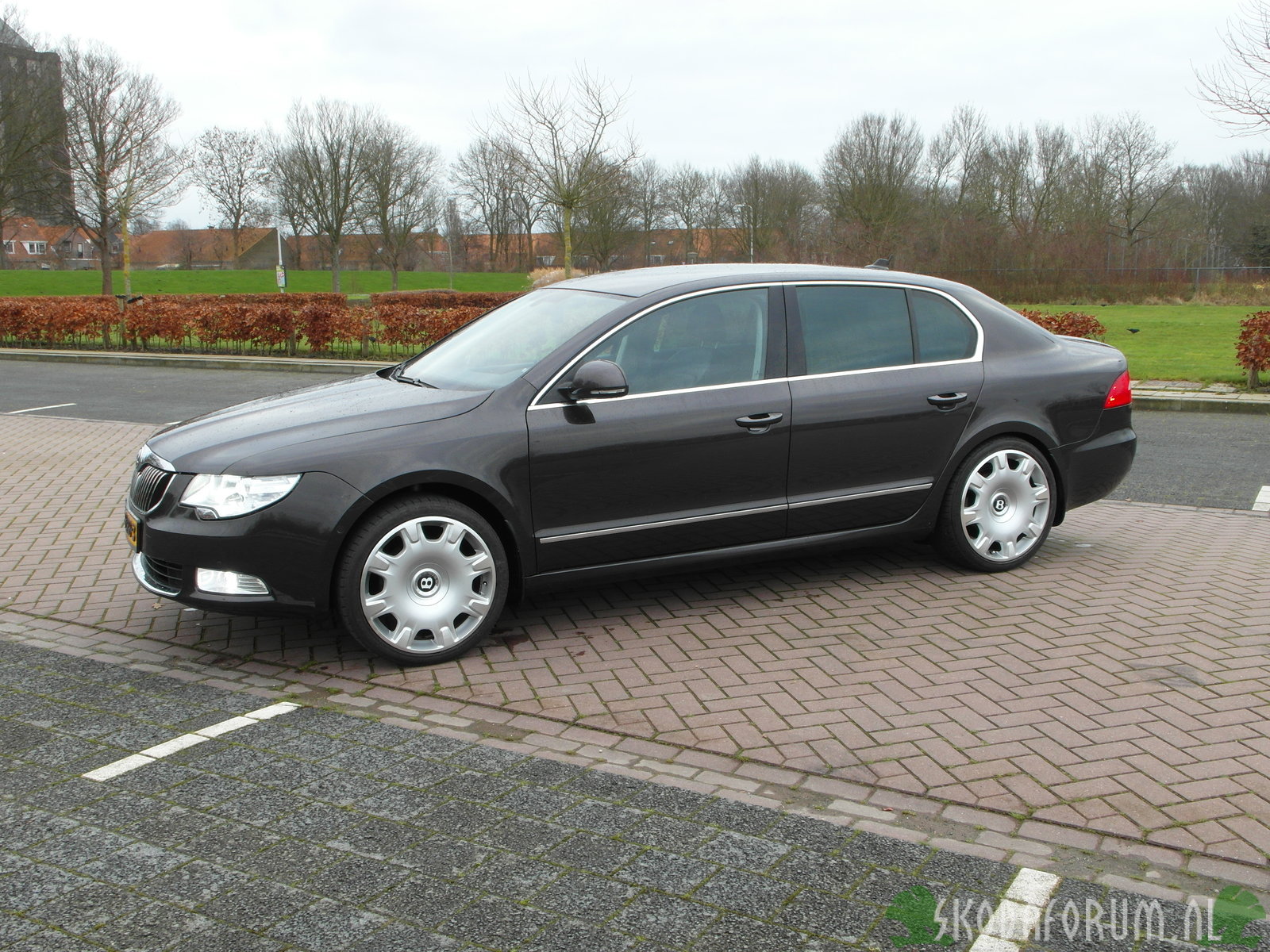 Flavio's Superb 2 met Bentley Flying Spur 19" wielen