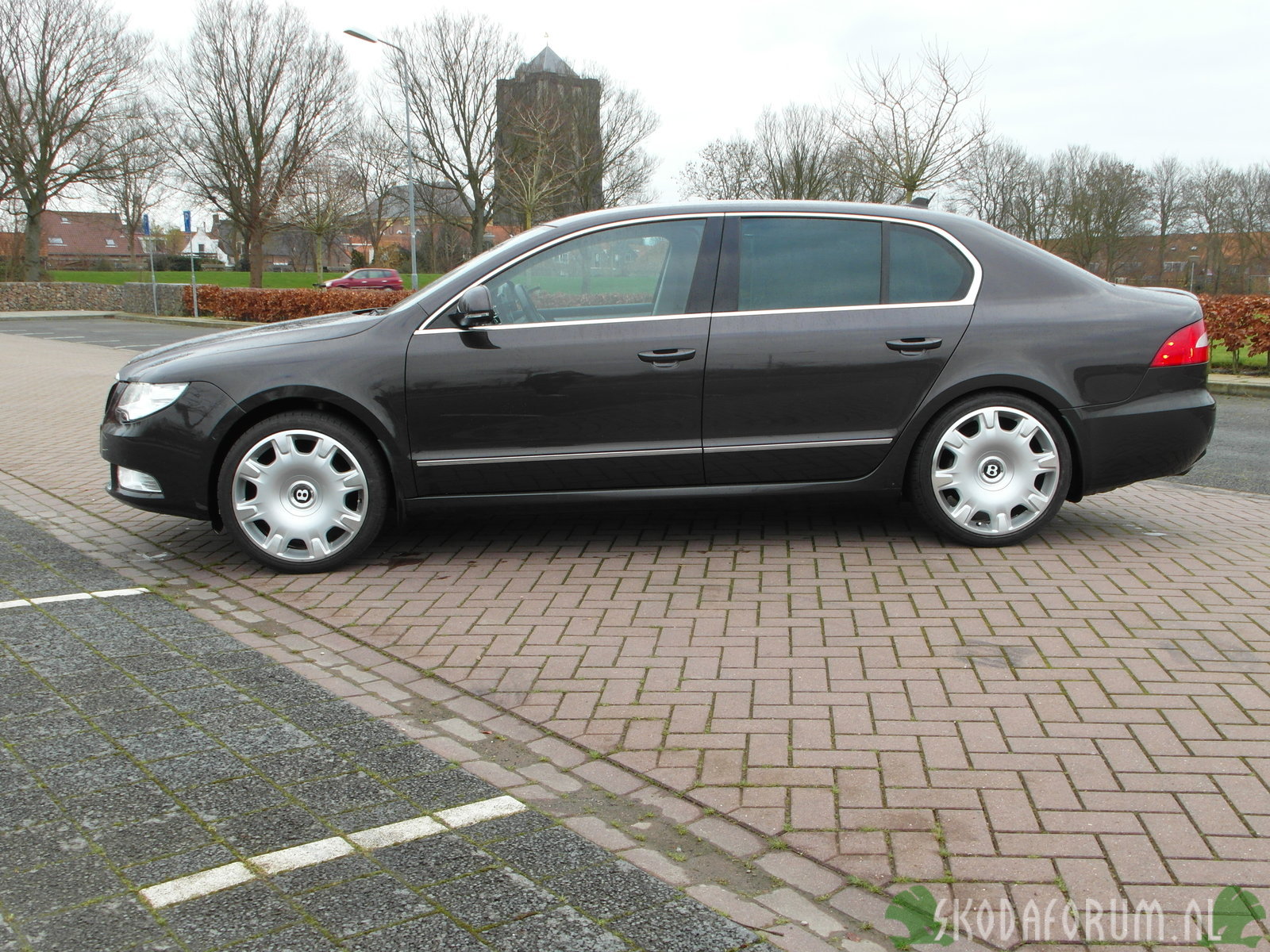 Flavio's Superb 2 met Bentley Flying Spur 19" wielen