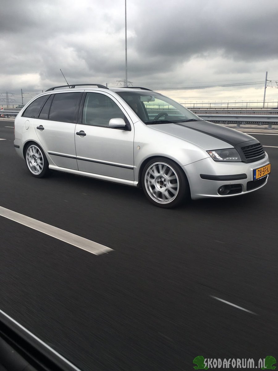 getint, verlaagd, 17'' velgen, motorkap wrappen, embleemloze grill, achter nieuw skoda logo