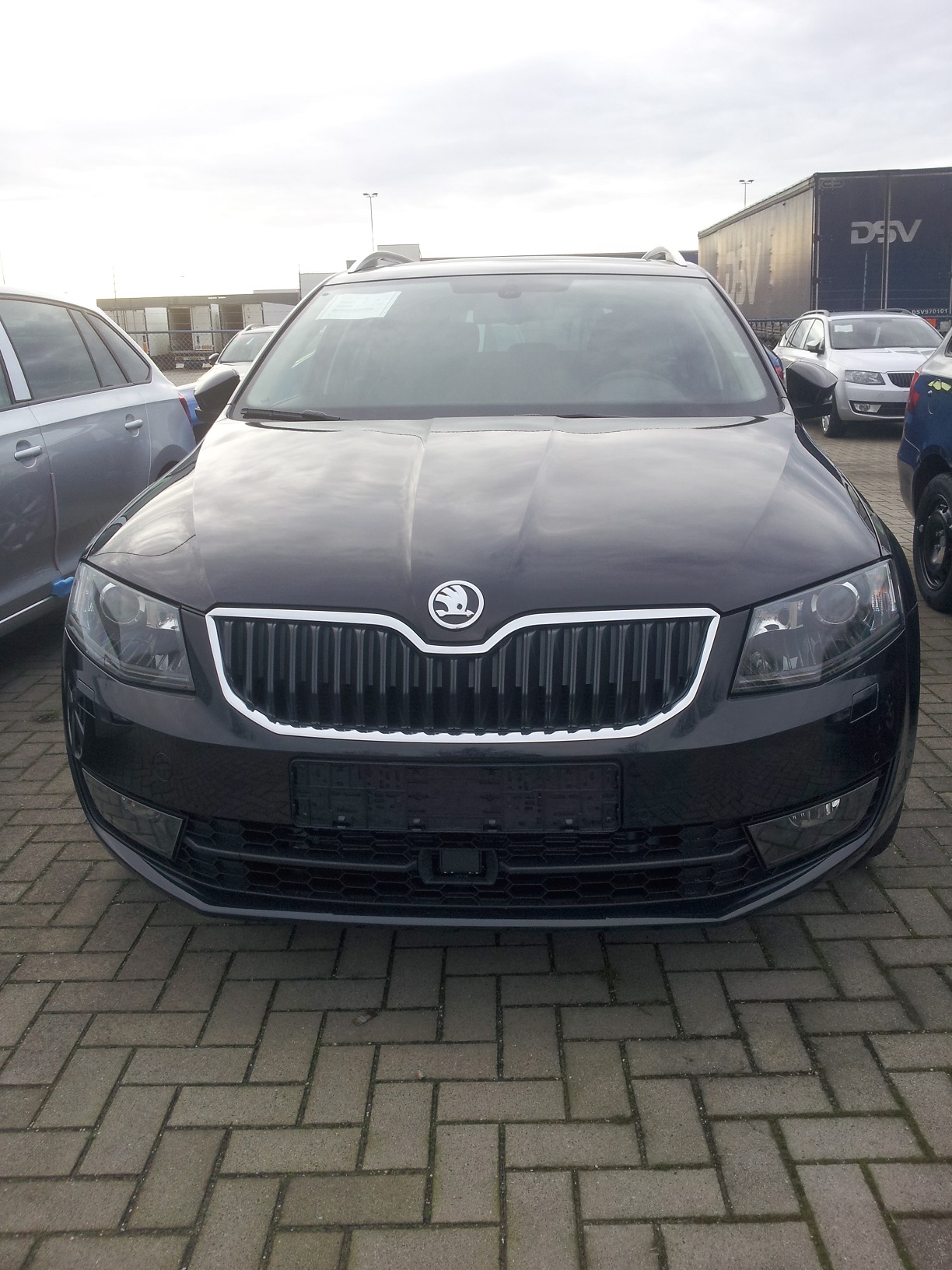 Skoda Octavia Combi EB 1.6 TDI DSG - Black Magic.