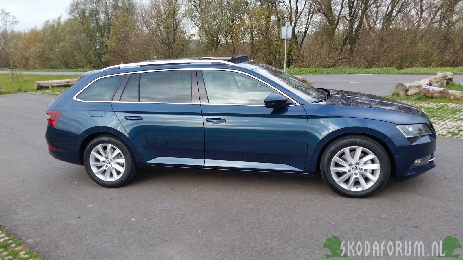 Skoda Superb Combi 3 LavaBlue DSG 120pk 1.6TDI