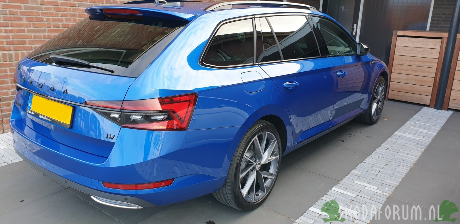 Superb IV - racing blue 2