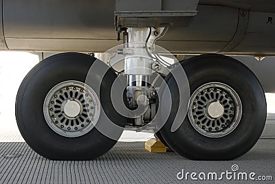 aircraft-tires-5243104.jpg